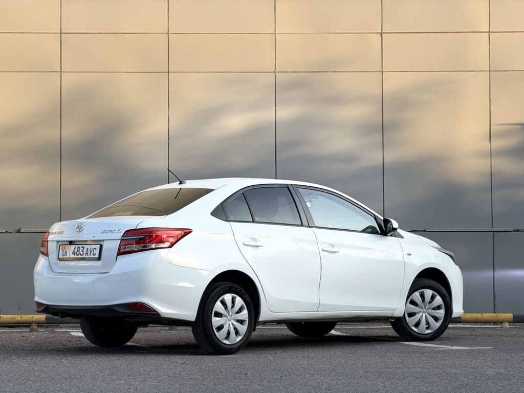 Toyota Yaris: 2020 г., 1.5 л, Автомат, Бензин, Седан: фото 2