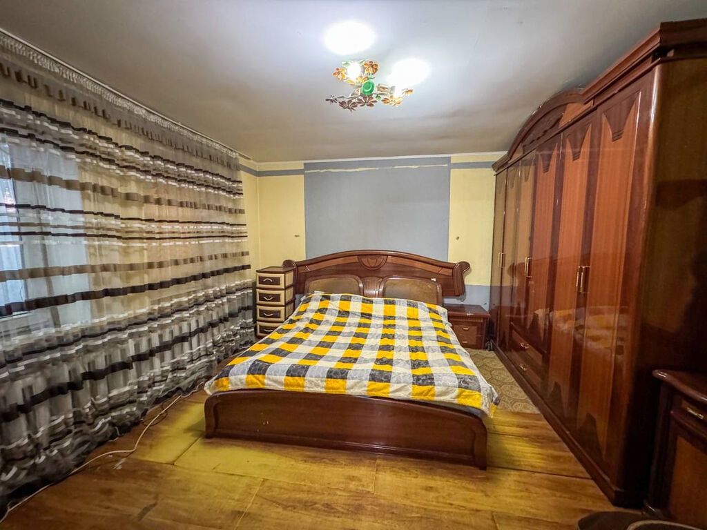 Продаю 2-х этажный дом 7-комнат+кухня 220 м2, участок 4 сотки