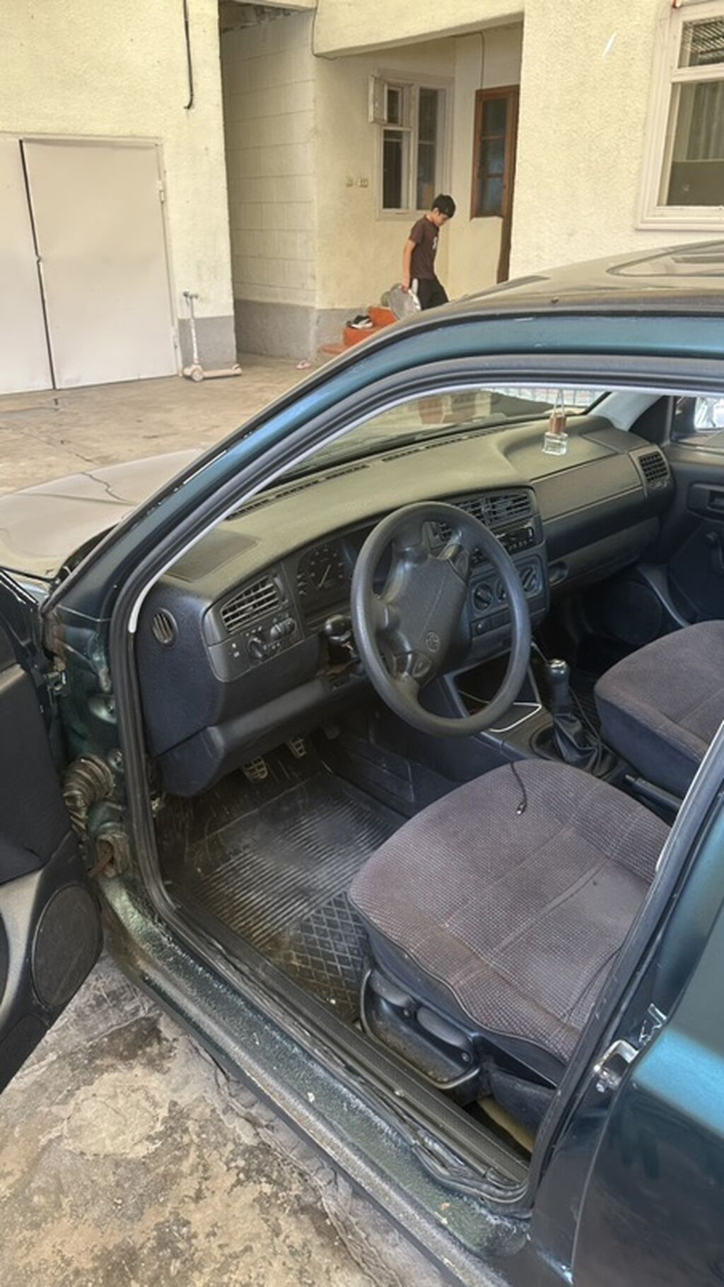 Volkswagen Vento: 1997 г., 1.6 л, Механика, Бензин, Седан: фото 6