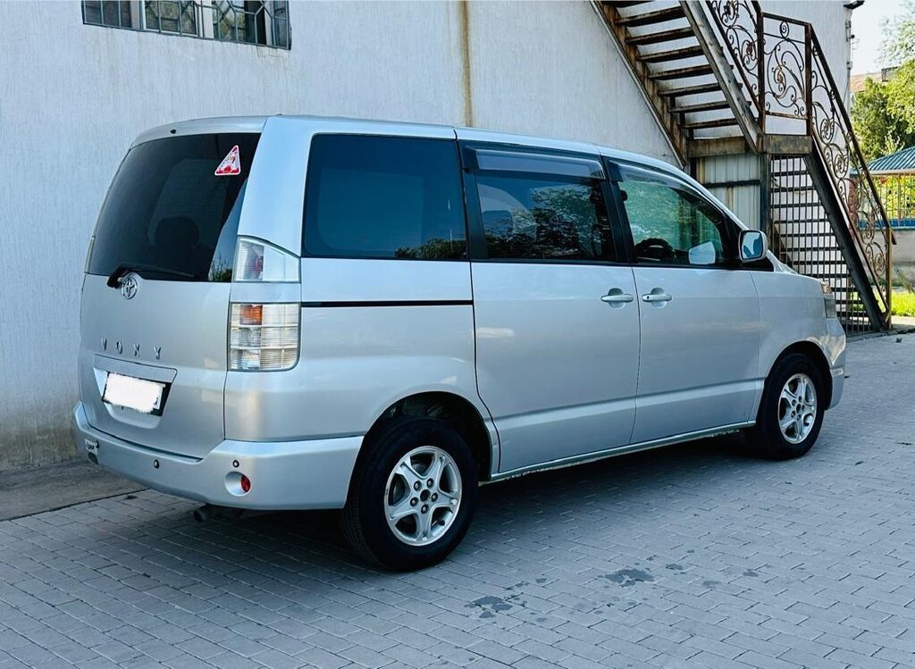 Toyota Voxy: 2004 г., 2 л, Автомат, Бензин, Минивэн: фото 4
