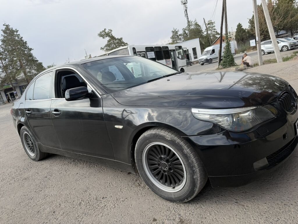 Черный седан бизнес‑класса, внешне стилизованный под BMW 5‑й серии: фото 3