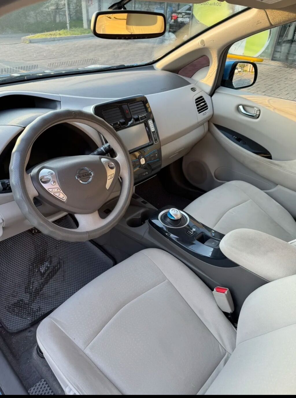 Nissan Leaf: 2011 г., Электромобиль, Хэтчбэк: фото 4