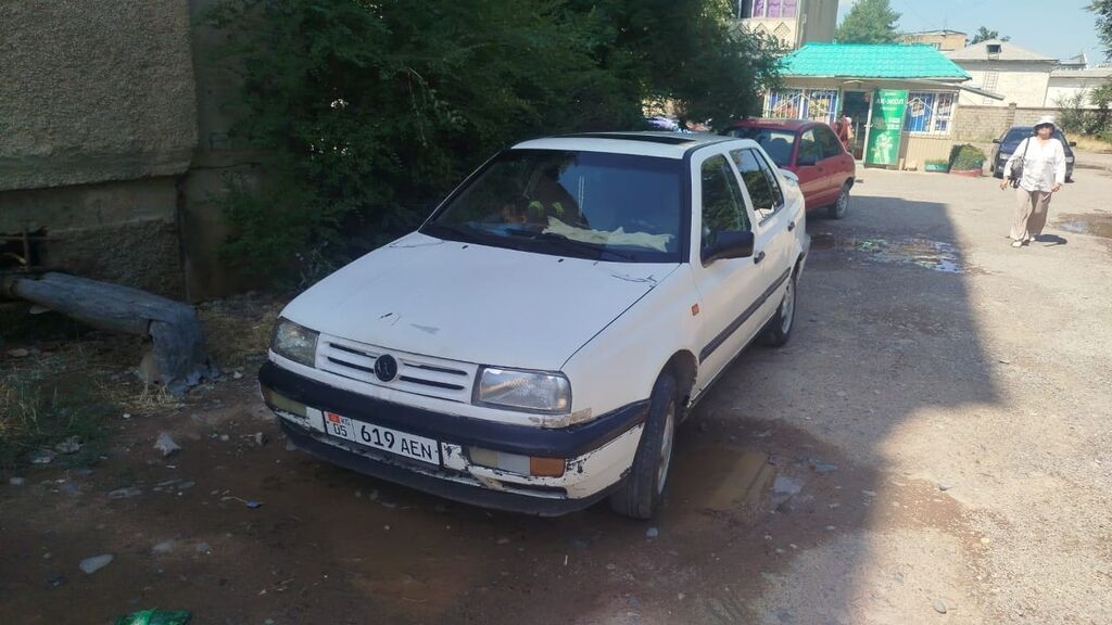 Volkswagen Vento: 1993 г., 1.8 л, Механика, Бензин, Седан — фото 2