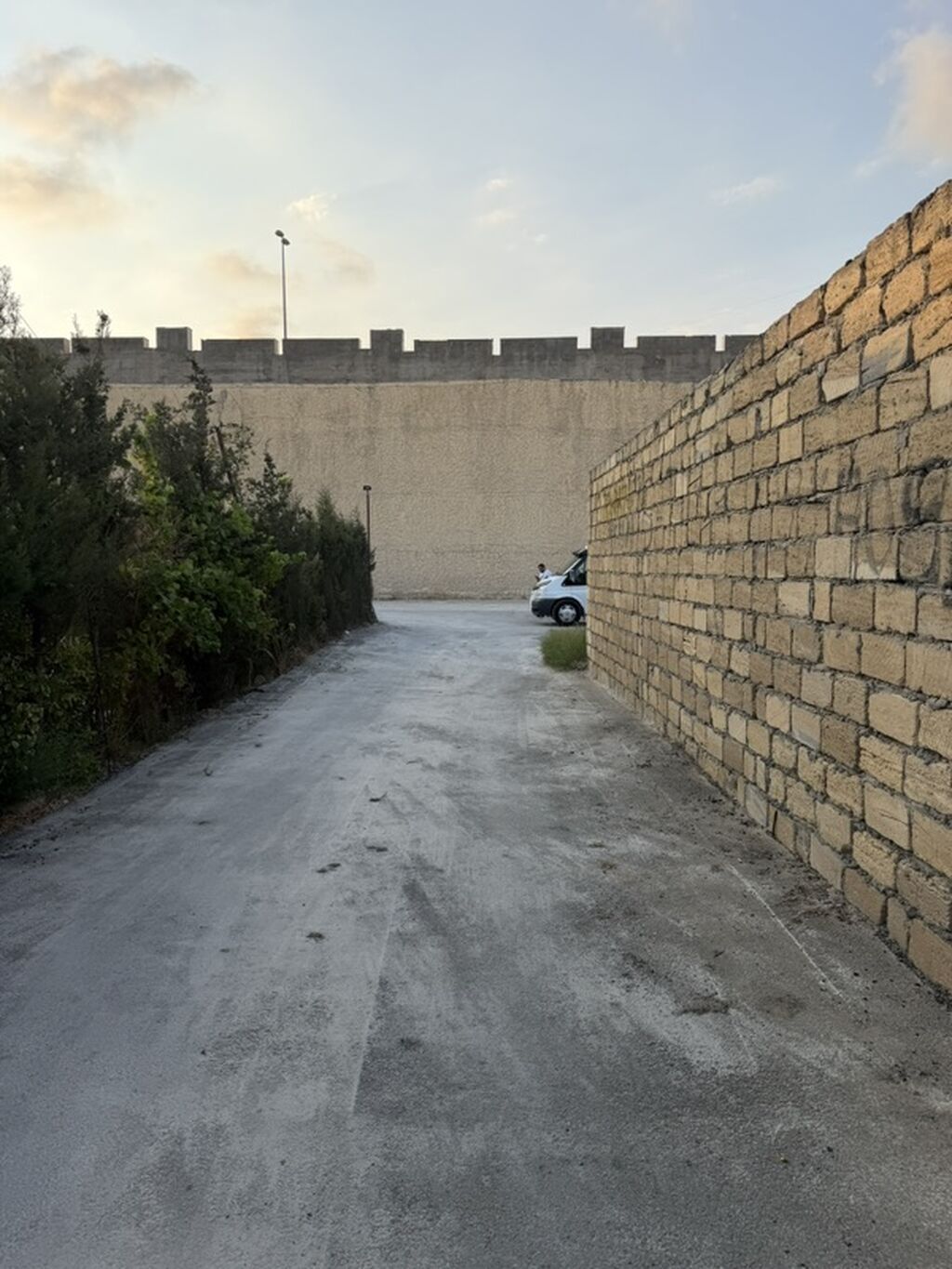 Salam hovsanda duz beton yolun qiraqi sosial evlerin yani umu sahesi