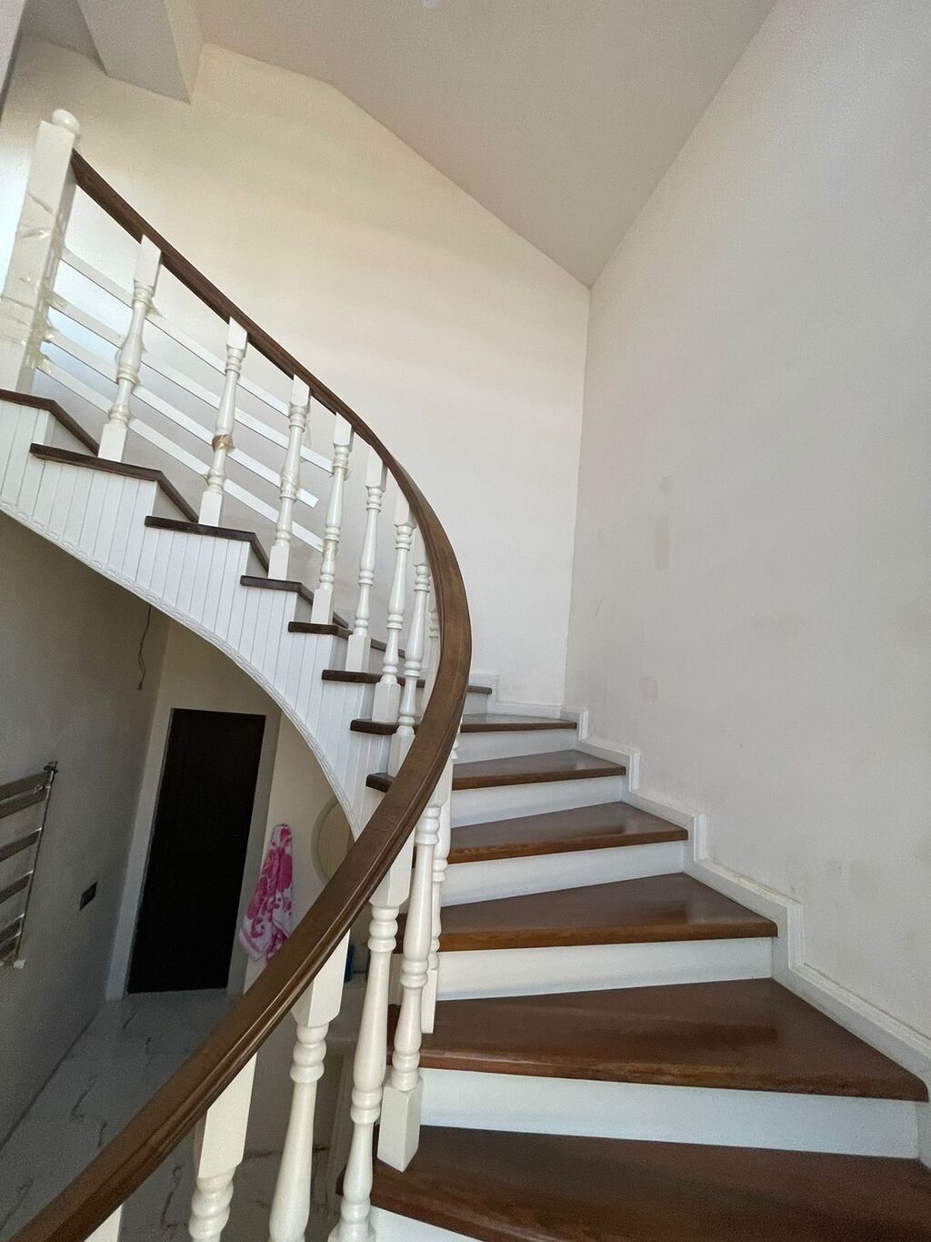2 mərtəbəli fərdi yaşayış evi. Evin fasadı müasir üslubda işlənib