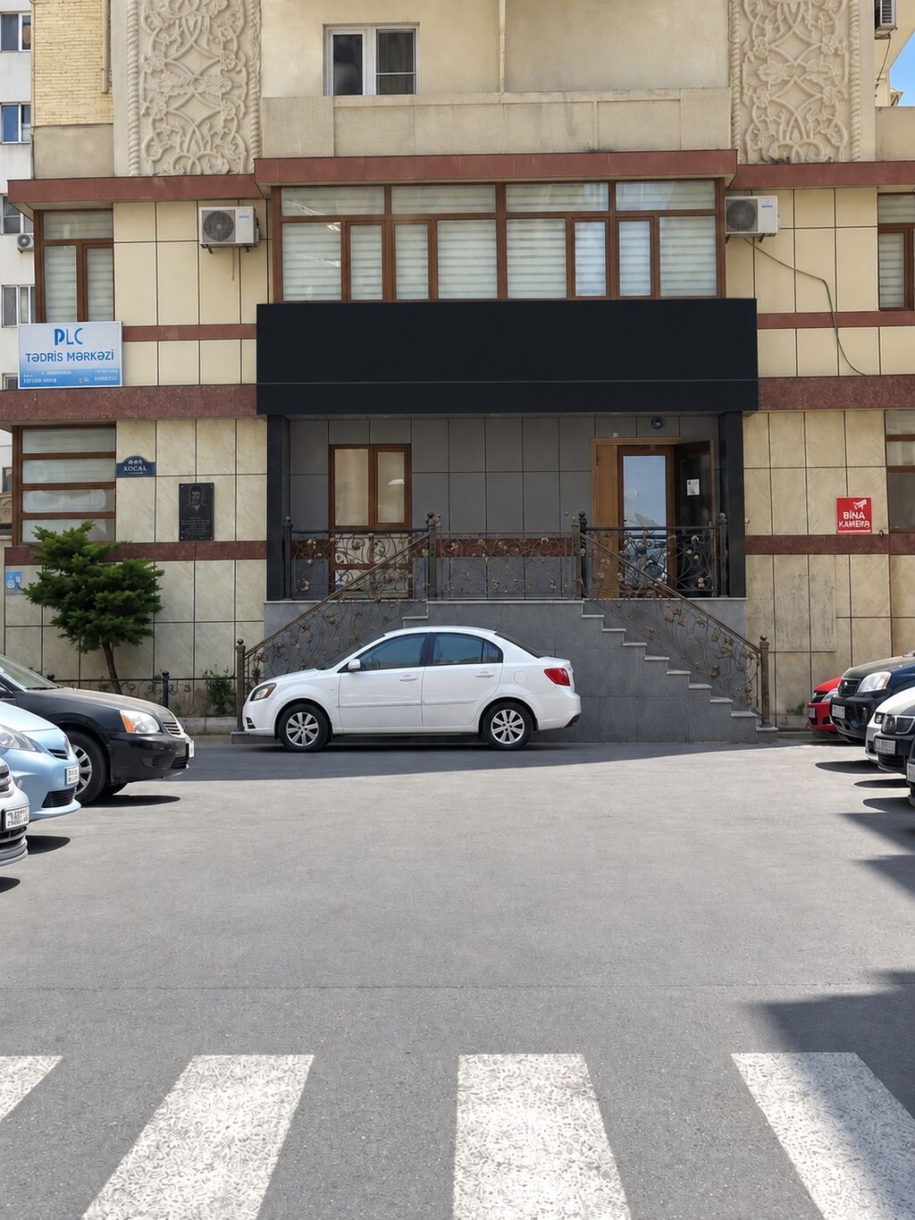 Xətai metrosu yaxınlığında, Xocalı prospektində 80 m² obyekt icarəyə