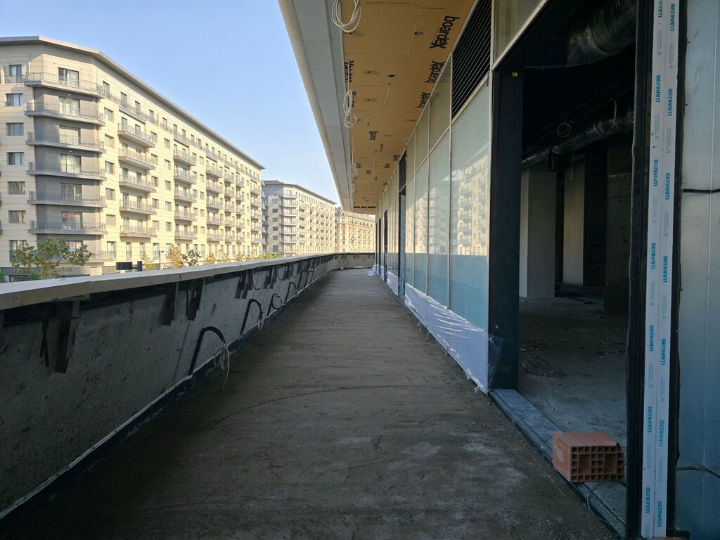 Ağ şəhərin mərkəzində premium kompleksin birinci xəttində, əsas yola
