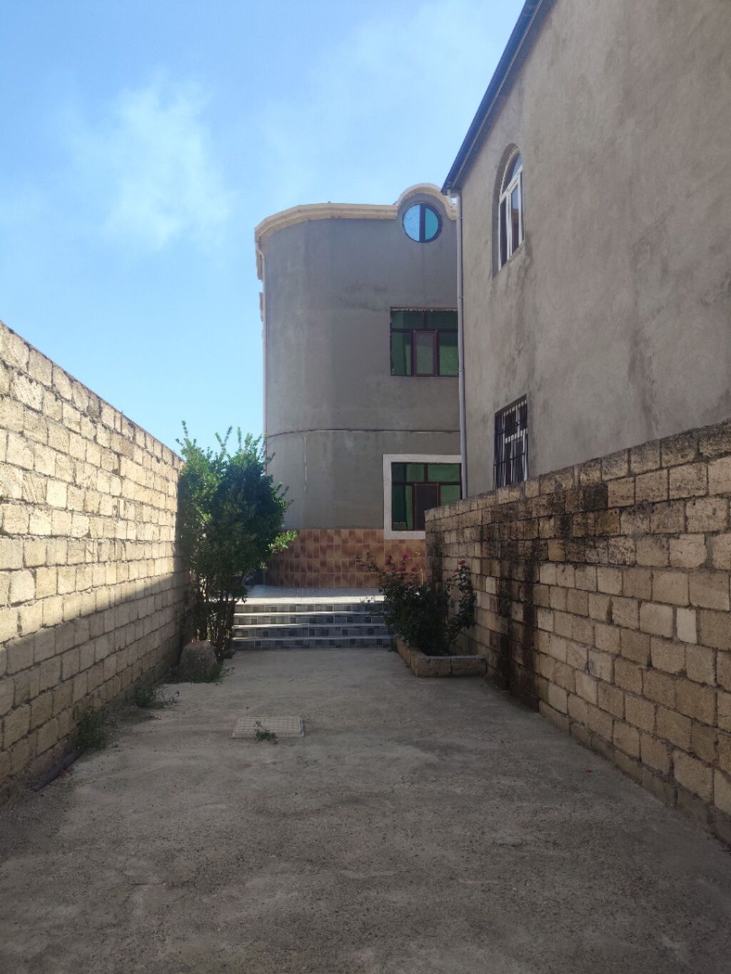Mehdiabad qaz idarəsinin yanında ev satılır.torpaq tikinti təyinatlı