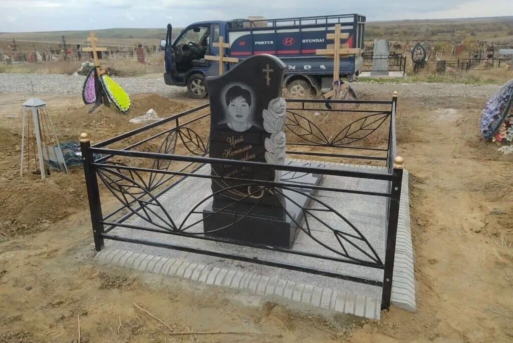 Памятник с художественной резьбой Элегантный памятник из натурального: фото 5