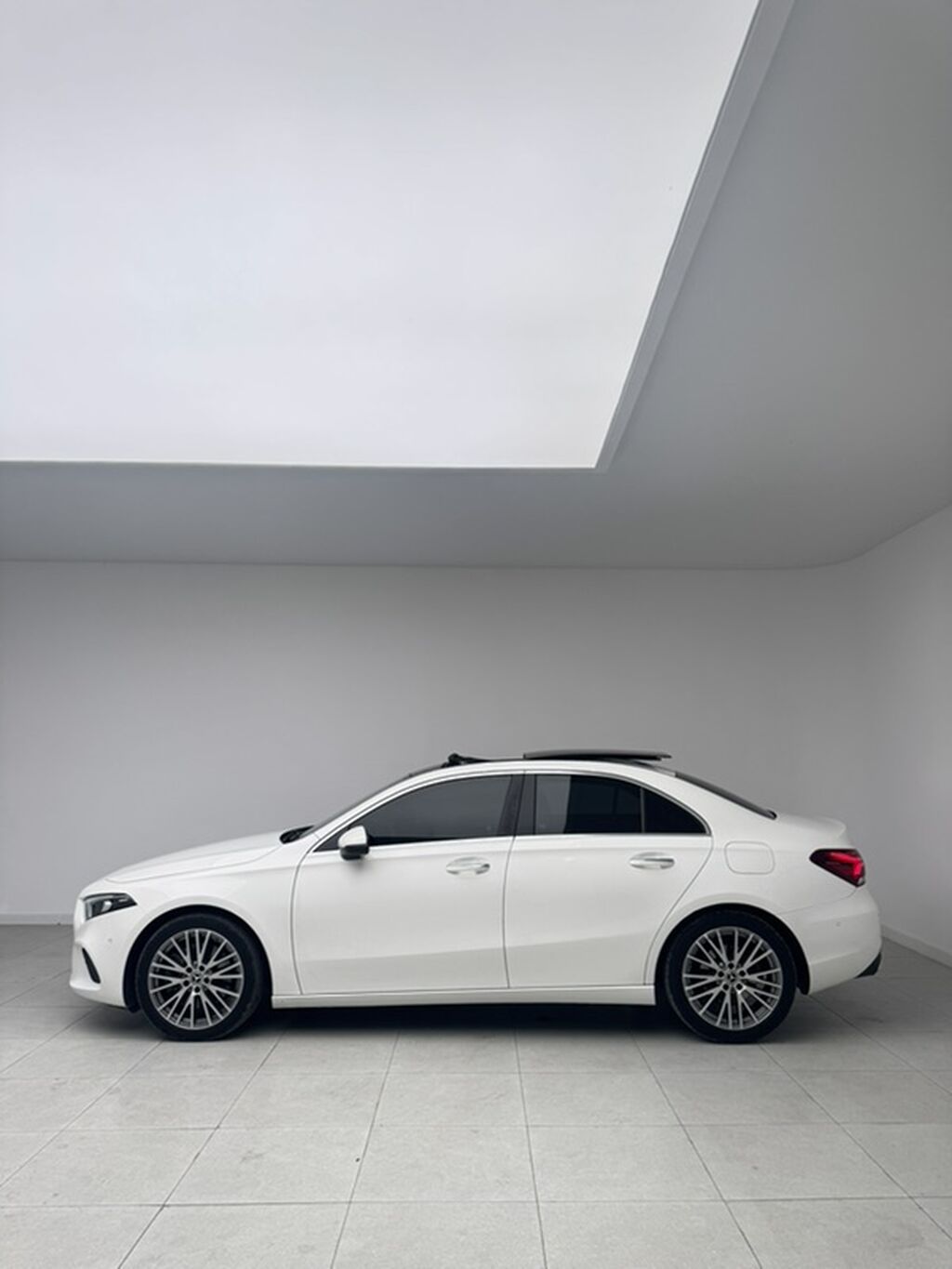 Mercedes-Benz A-Class: 2021 г., 2 л, Робот, Бензин, Седан: фото 4