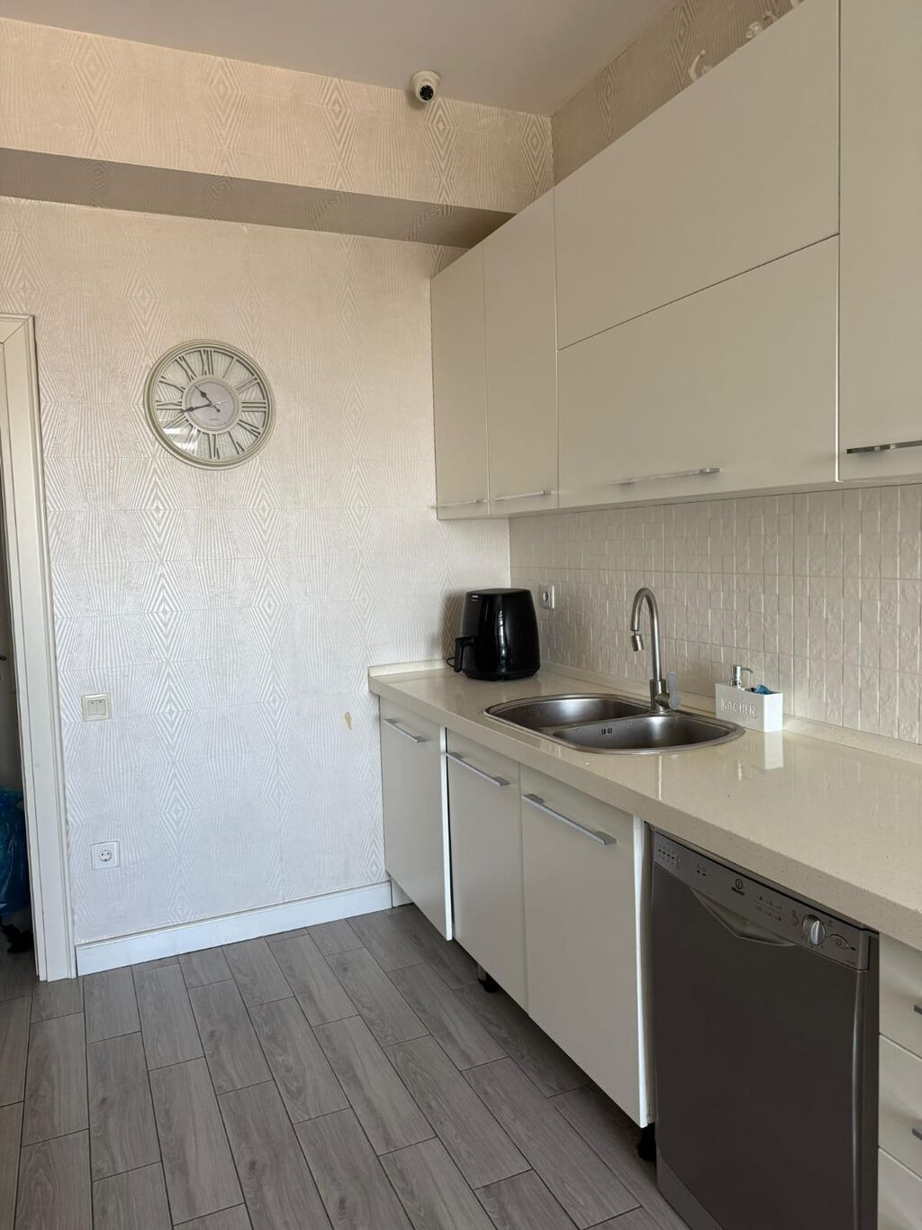 Mənzil – geniş mətbəx, yataq otağı və açıq balkondan şəhərə panoramik