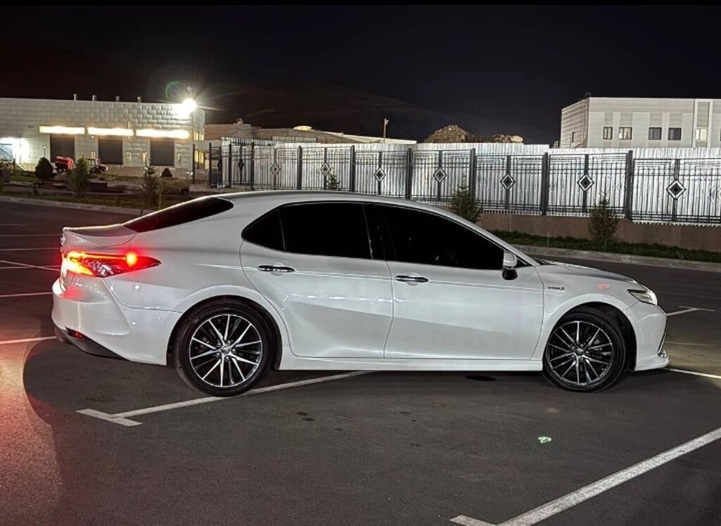 Toyota Camry: 2022 г., 2.5 л, Автомат, Гибрид, Седан: фото 3