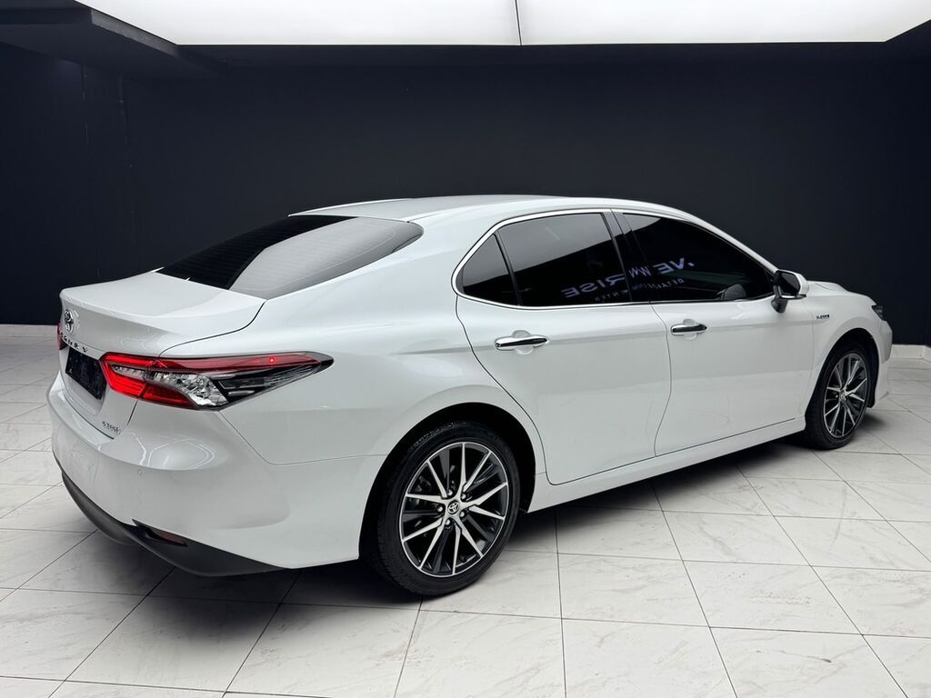 Toyota Camry: 2023 г., 2.5 л, Автомат, Гибрид, Седан: фото 4