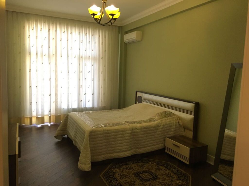 Şəhərin mərkəzində 3 otaqlı mənzil Mənzil 162 kv.m sahəyə malikdir