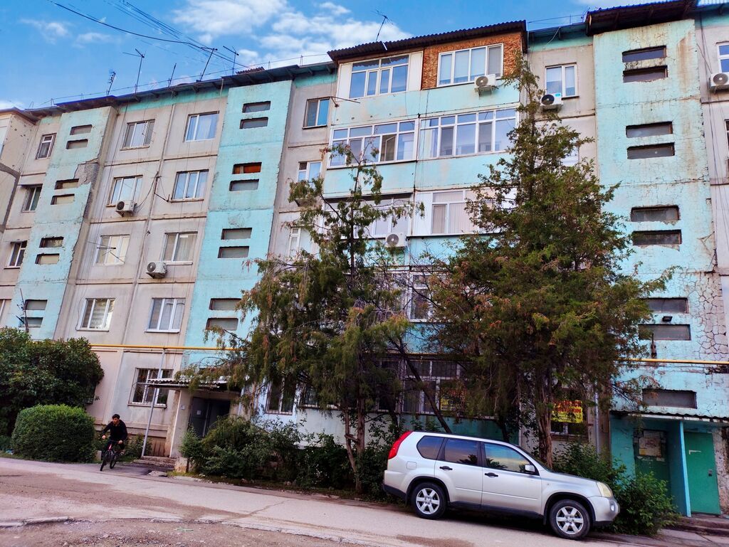 3 комнаты, 69 м², 105 серия, 1 этаж, Старый ремонт: фото 1