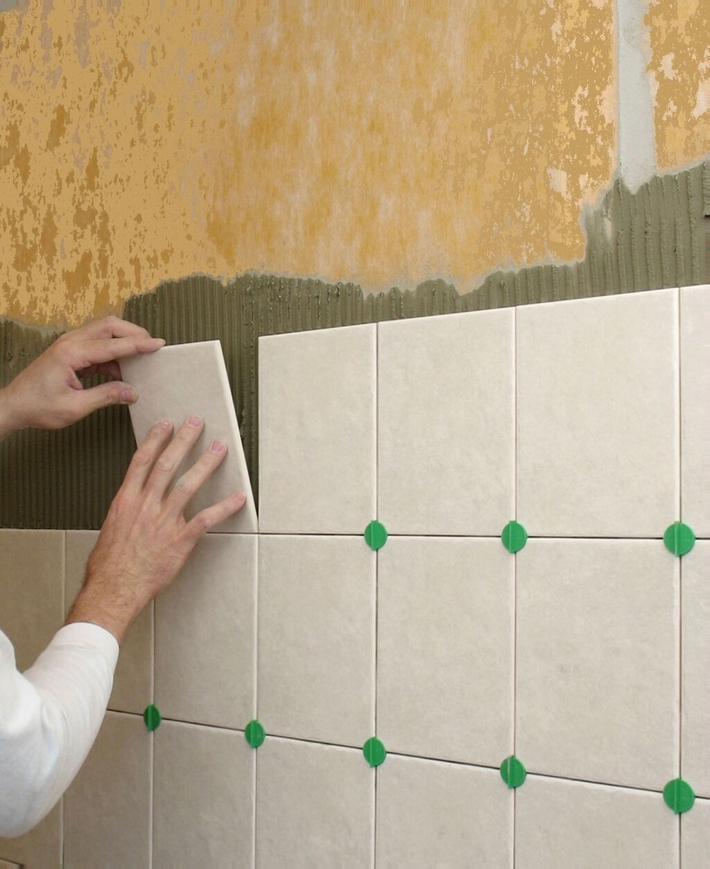 Как правильно укладывать плитку в ванне. Укладка плитки. Укладка плитки на стену. Укладка плитки в ванной. Укладка керамической плитки на стену.