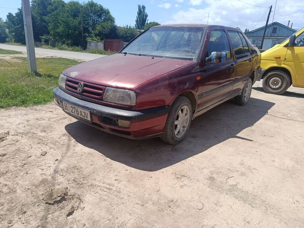 Volkswagen Vento: 1993 г., 2 л, Механика, Бензин, Седан: фото 1