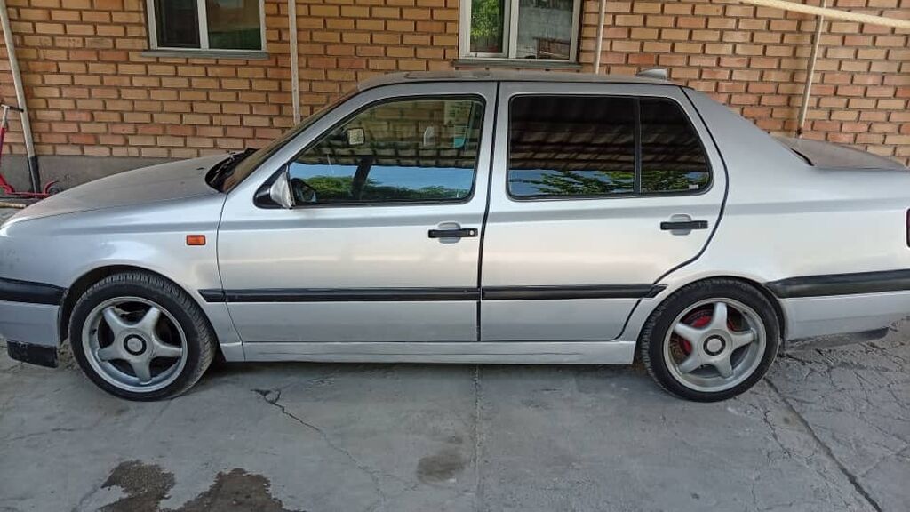 Volkswagen Vento: 1993 г., 1.8 л, Механика, Бензин, Седан: фото 3