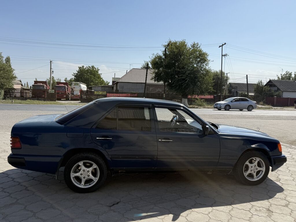 Mercedes-Benz W124: 1988 г., 2 л, Механика, Бензин, Седан: фото 8
