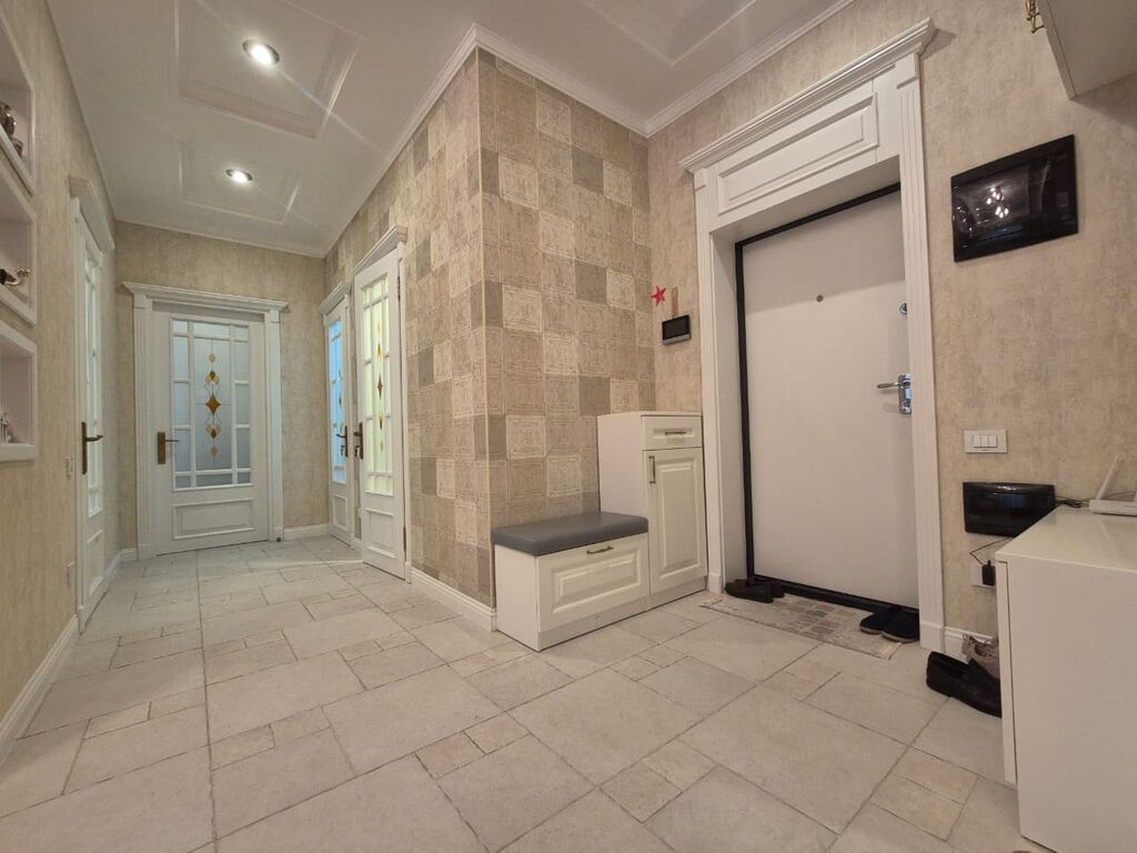 Elmlər metrosunun yanında, Park Academy Living kompleksində 8-ci