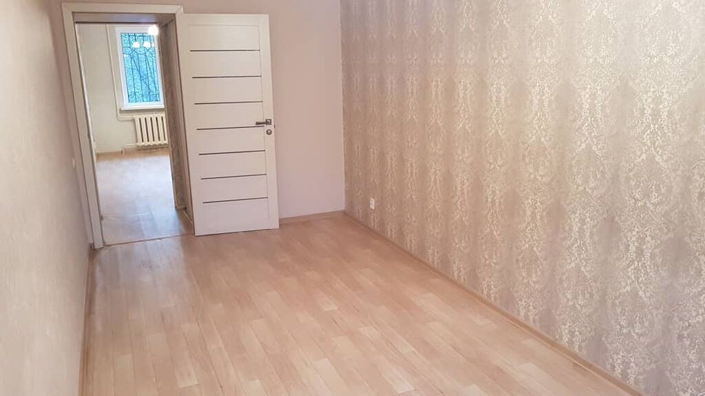 3 комнаты, 64 м², 4 мкр 104 серия, 1 этаж, Косметический ремонт: фото 1