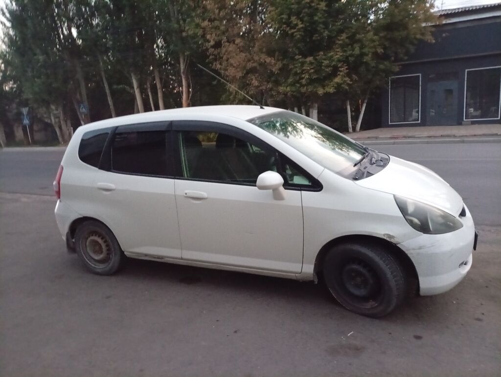Honda Fit: 2002 г., 1.3 л, Автомат, Бензин, Хэтчбэк: фото 3