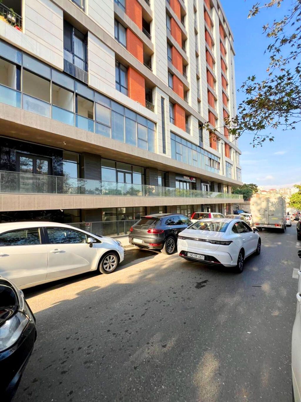 Nizami metrosuna piyada 3-4 dəqiqə məsafədə, Şəhərin ən prestijli