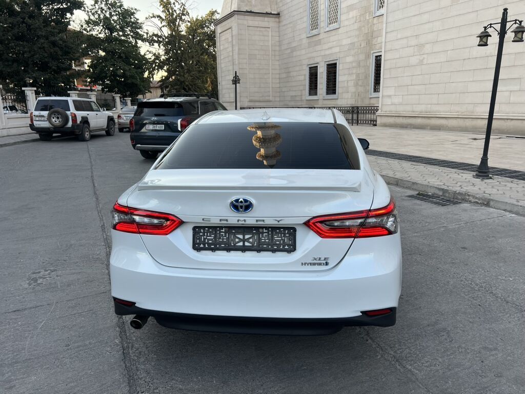 Toyota Camry: 2021 г., 2.5 л, Автомат, Гибрид, Седан: фото 3