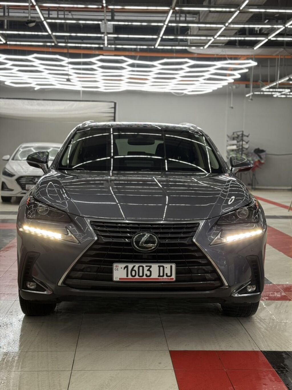 Lexus NX: 2019 г., 2 л, Автомат, Бензин, Кроссовер: фото 3