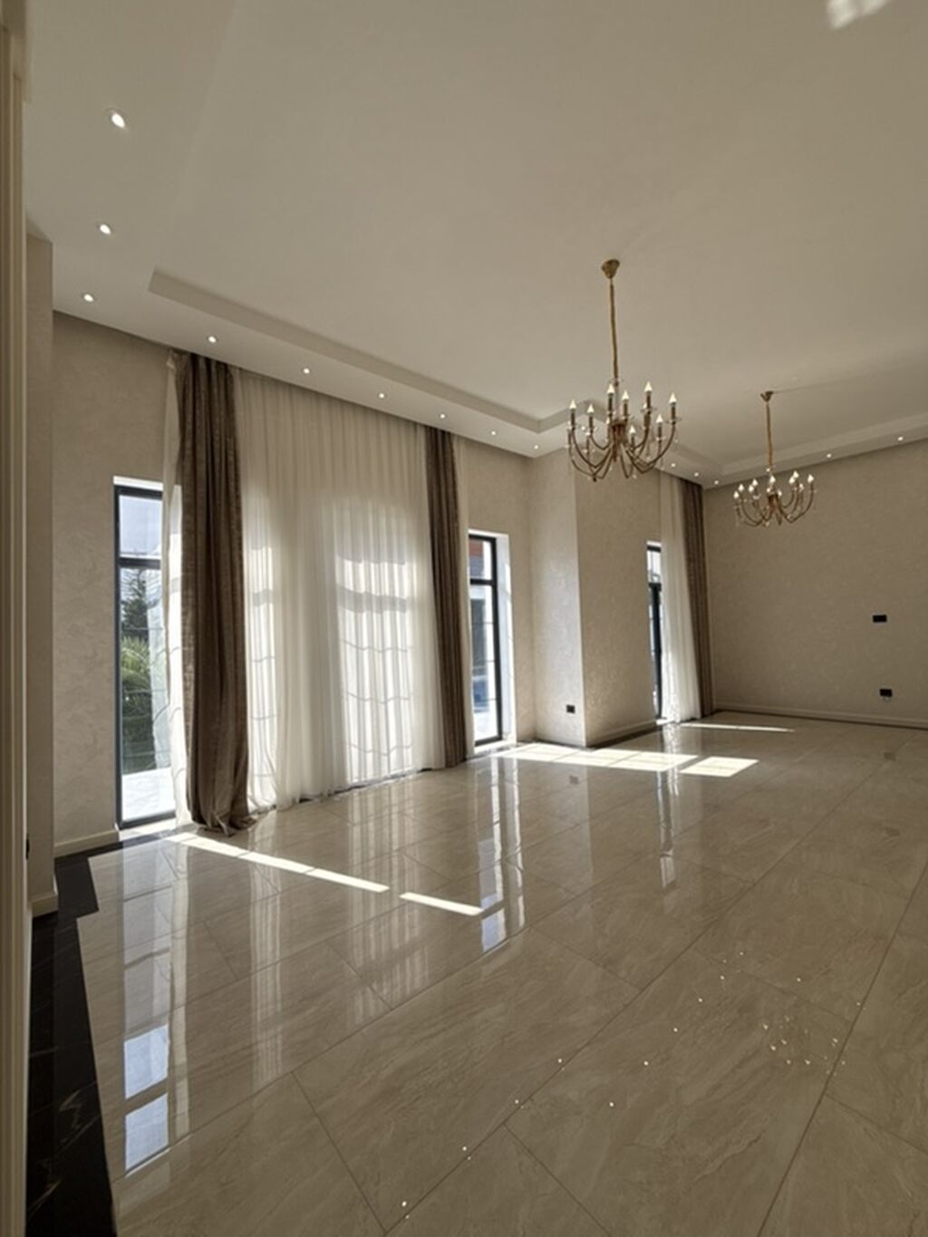 5 otaqlı, 216 kv. m, Yeni təmirli