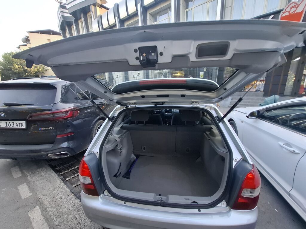 Mazda 323: 2002 г., 1.3 л, Механика, Бензин, Хэтчбэк: фото 8