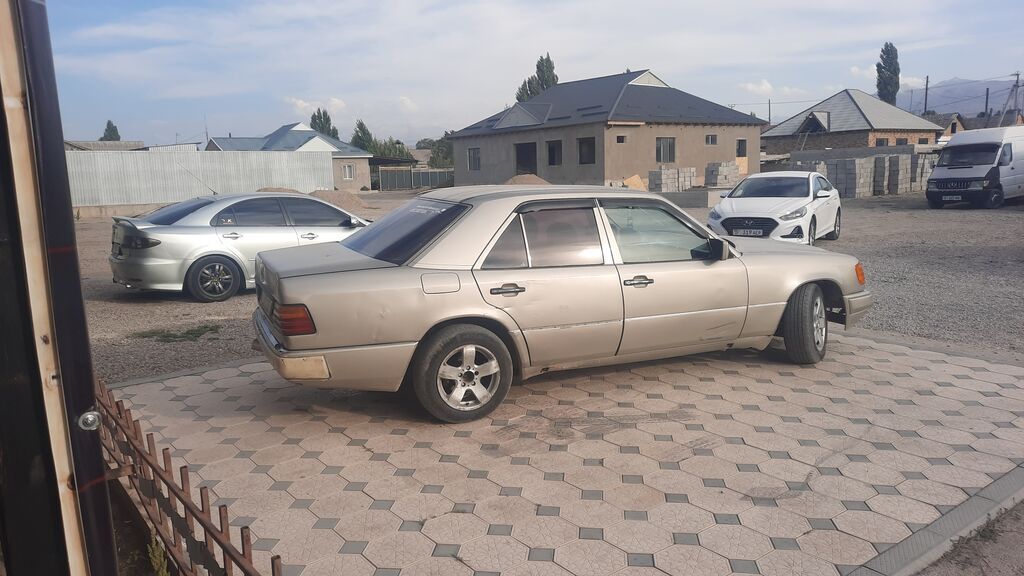 Mercedes-Benz W124: 1990 г., 2.2 л, Механика, Бензин, Седан: фото 4