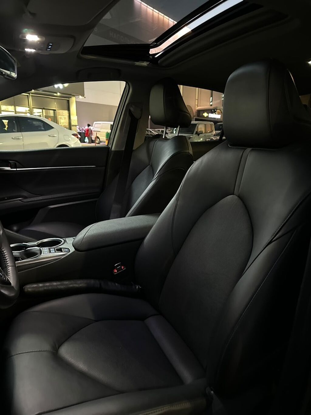 Toyota Camry: 2022 г., 2.5 л, Вариатор, Гибрид, Седан: фото 7