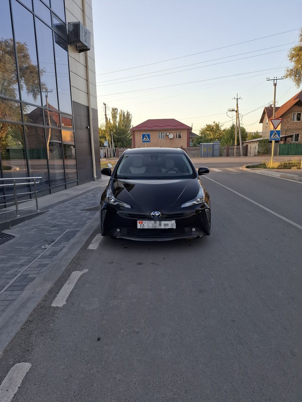 Toyota Prius: 2019 г., 1.8 л, Гибрид, Хэтчбэк: фото 2