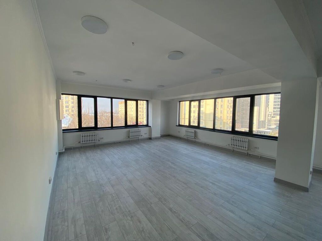 Аренда офисов, 120 м², В бизнес центре, 1 линия