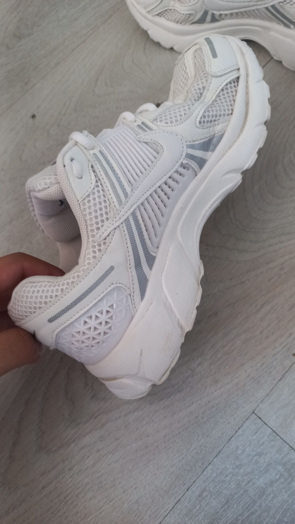 Кроссовки Nike V2K Run, белые с серыми вставками. Модель выполнена в: фото 3