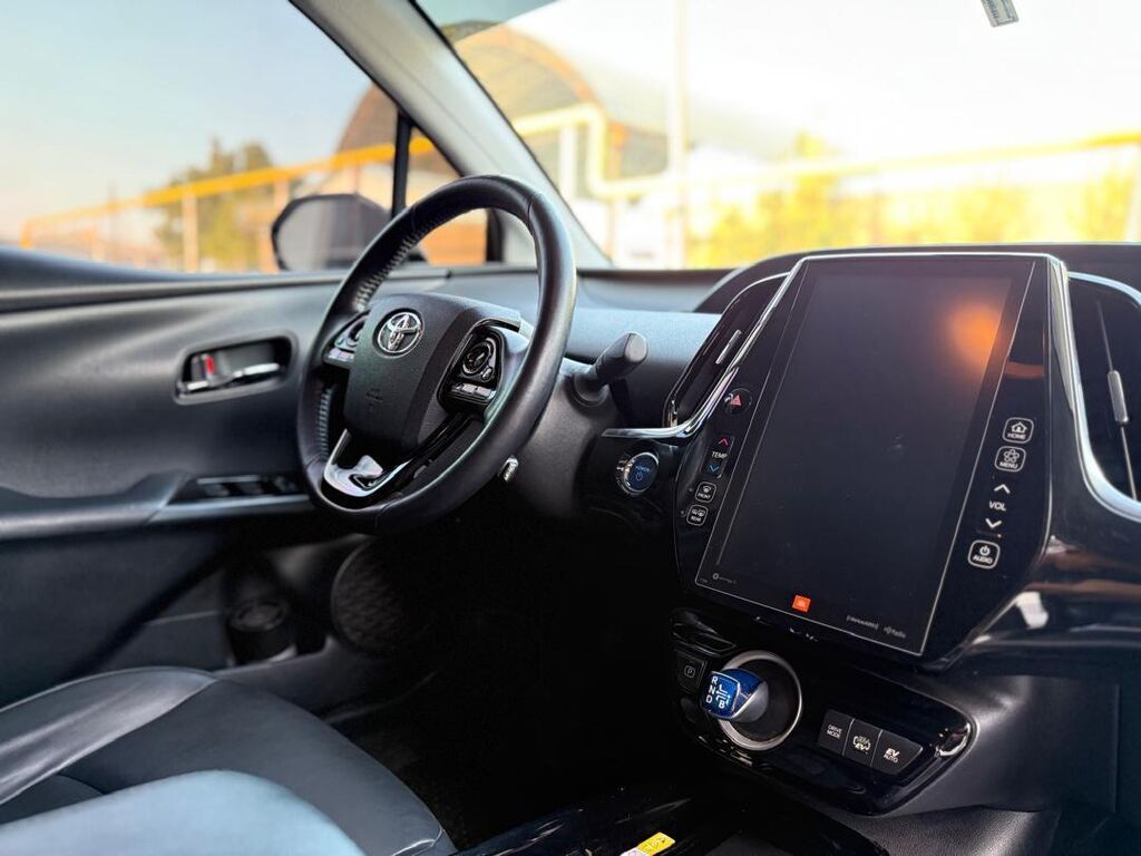 Toyota Prius: 2019 г., 1.8 л, Автомат, Гибрид, Хэтчбэк: фото 2