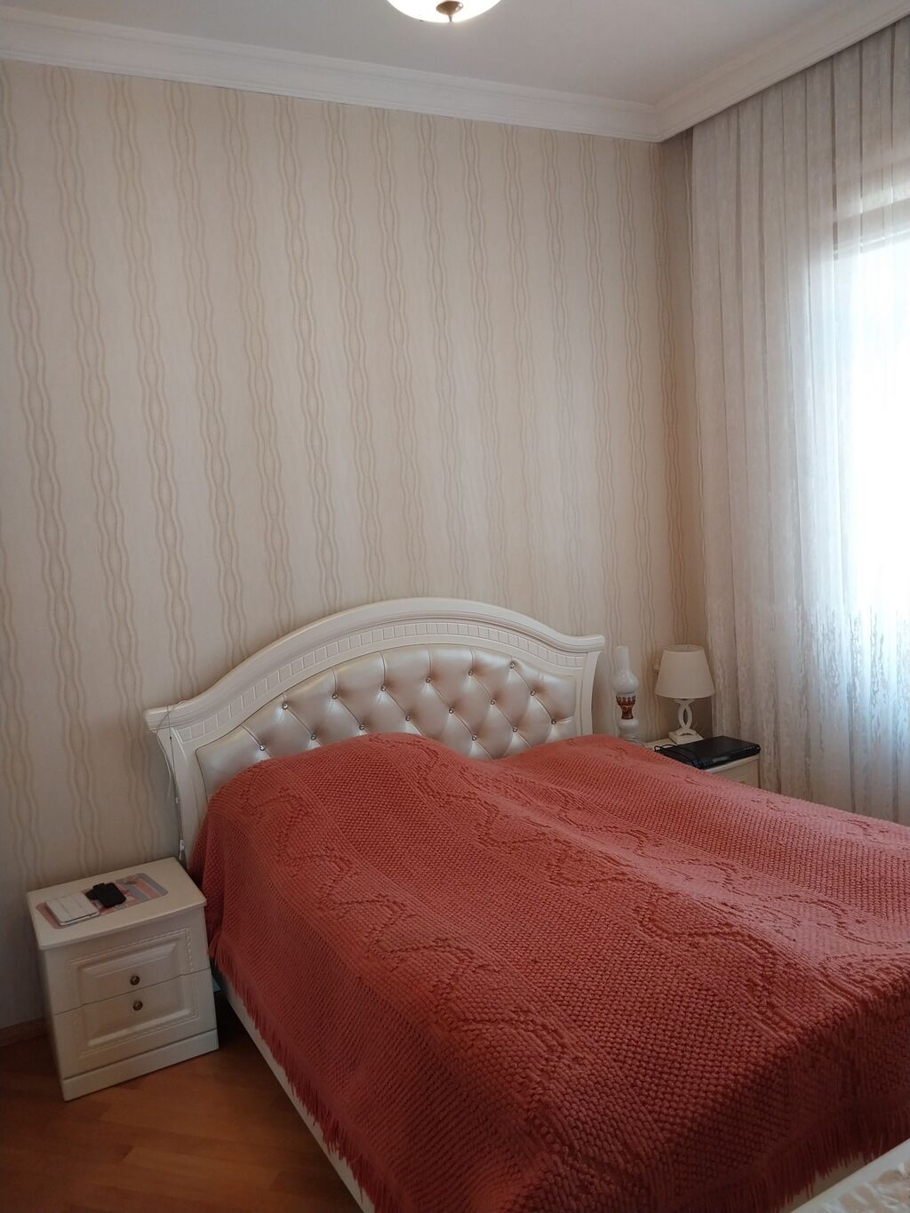 Bakıxanov qəs. 4 otaqlı, 190 kv. m, Orta təmir