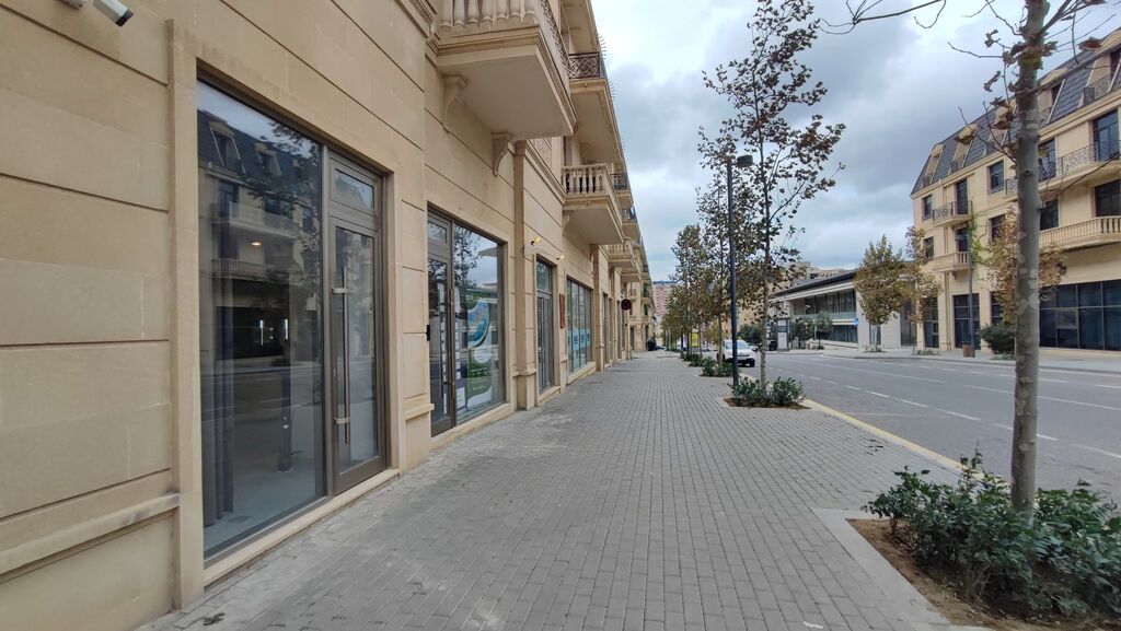 Ağ Şəhər, 2-ci Yaşıl Ada küçəsində, Landau School ilə üzbəüz yerləşən