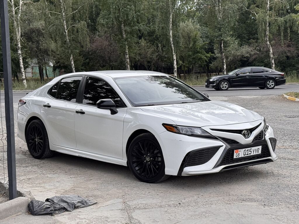 Toyota Camry: 2021 г., 2.5 л, Автомат, Бензин, Седан — фото 2