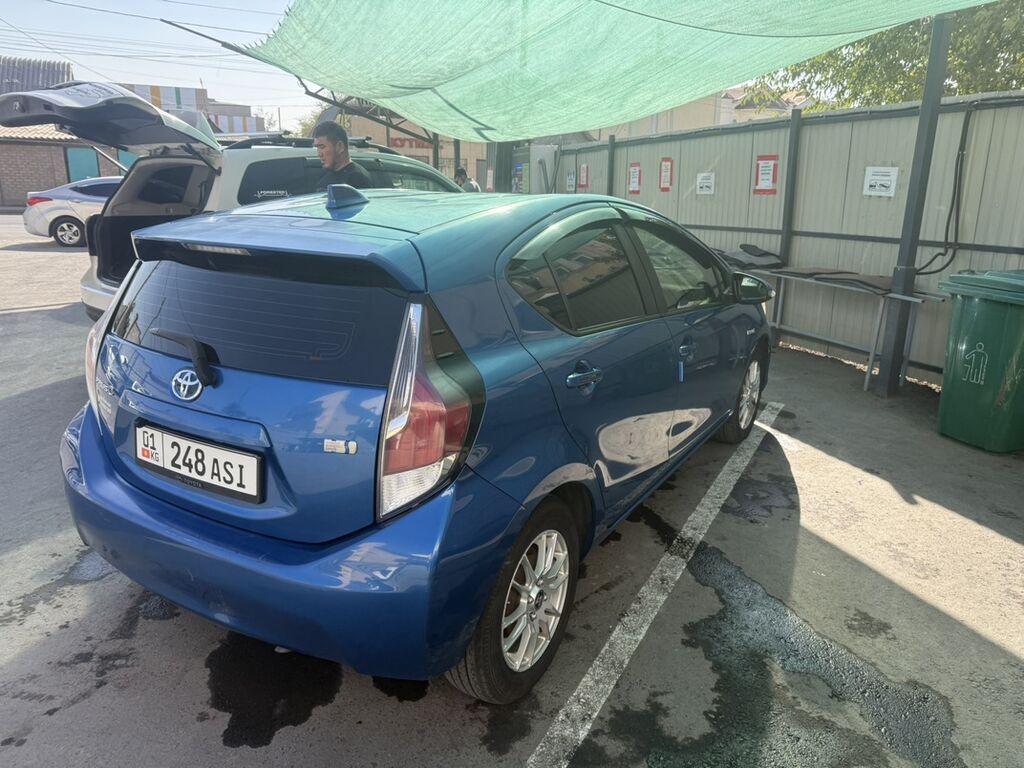 Toyota Prius C: 2016 г., 1.6 л, Вариатор, Гибрид, Хэтчбэк: фото 3