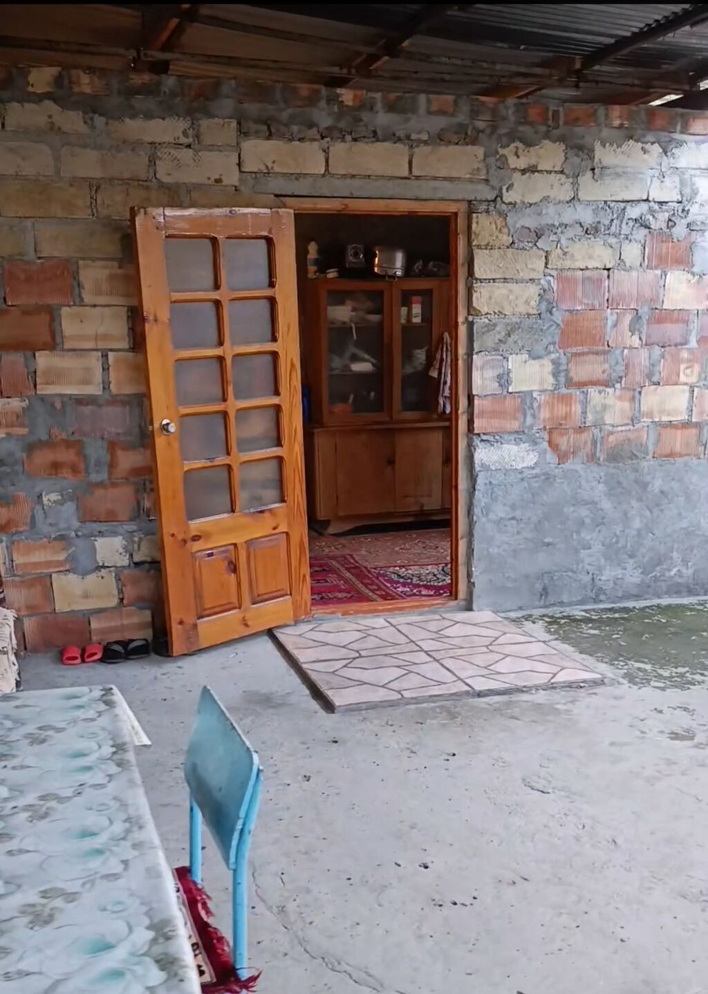 Kirayə üçün həyət evi Təcili kirayə verilir. 2 otaq 1 mətbəx. Ailəyə