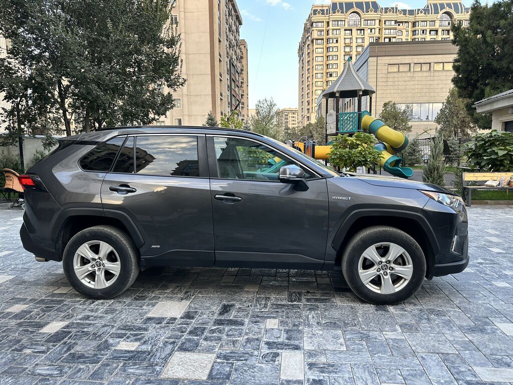 Toyota RAV4: 2021 г., 2.5 л, Автомат, Гибрид, Кроссовер: фото 1