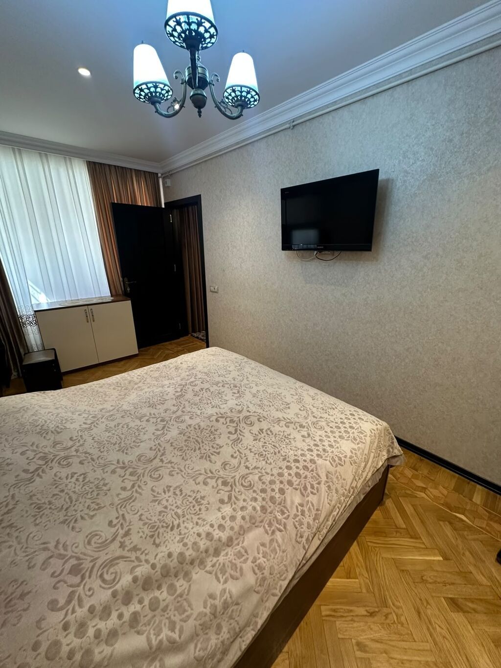 Bakı, 4 otaqlı, Köhnə tikili, m. Qara Qarayev, 100 kv. m