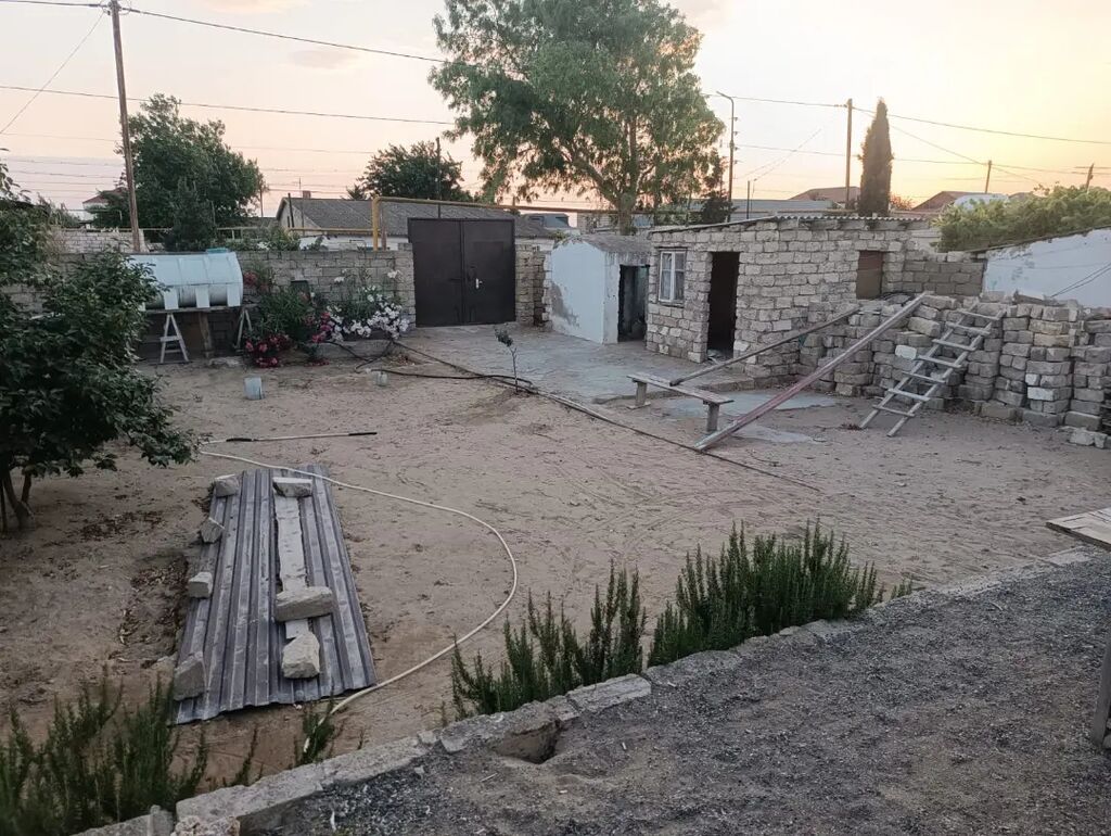 Həyət evi satılır - 1 mərtəbəli, manqal damlı (qırmızı metal kirəmit)