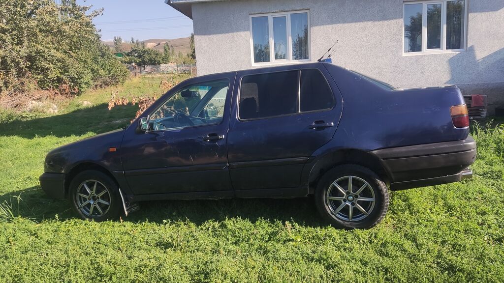 Volkswagen Vento: 1993 г., 1.8 л, Механика, Бензин, Седан: фото 4