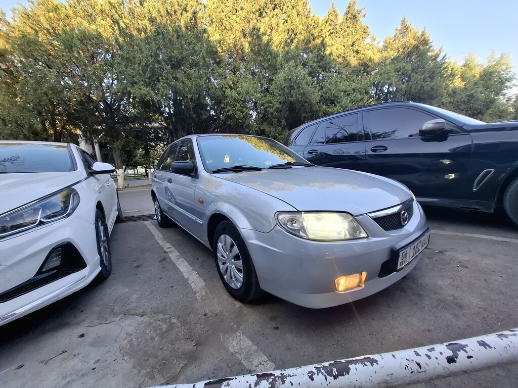 Mazda 323: 2002 г., 1.3 л, Механика, Бензин, Хэтчбэк: фото 2