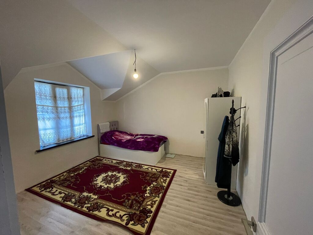 2 mərtəbəli fərdi yaşayış evi. Evin fasadı müasir üslubda işlənib