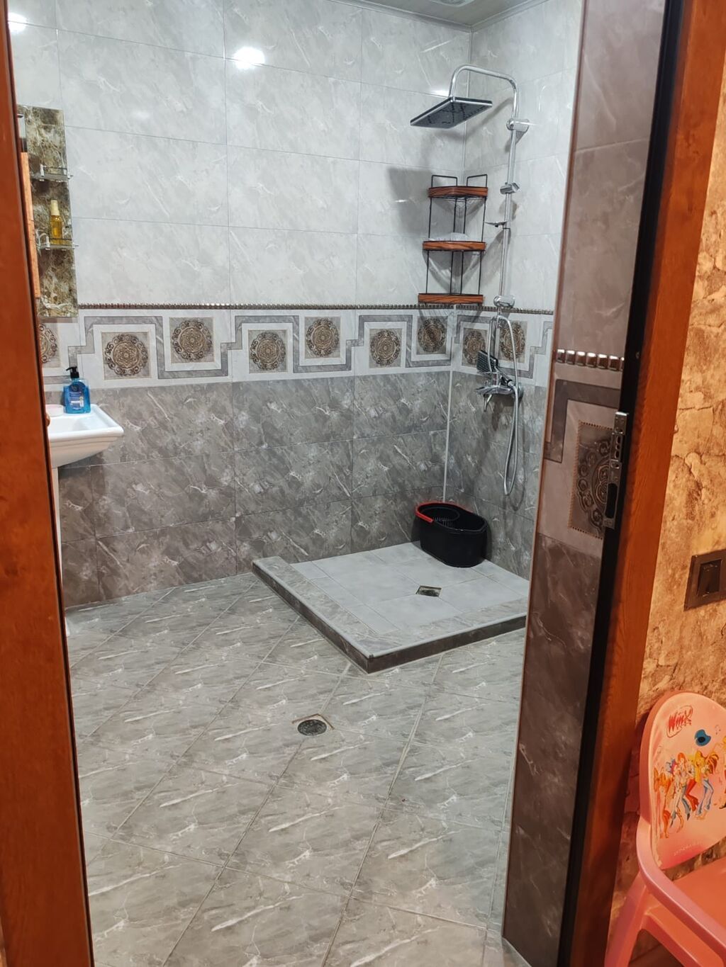 Ev Vişnyofkada yerləşir, 4 otaqlı, tam təmirli. 13x11-ə dir. 143kv m