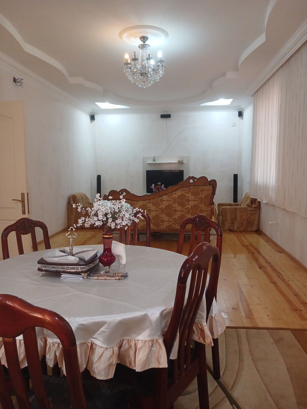 1-mərtəbədə 4 yataq otağı s.q 2-mərtəbədə zal 9/4, 1 yataq otağı